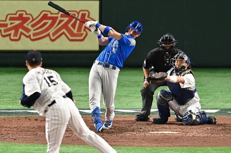 大勢からヒットを打ったイタリアのアルベルト・ミネオ。彼に“ニッポン野球”の印象について聞いてみた ／ photograph by Kenta Harada/Getty Images