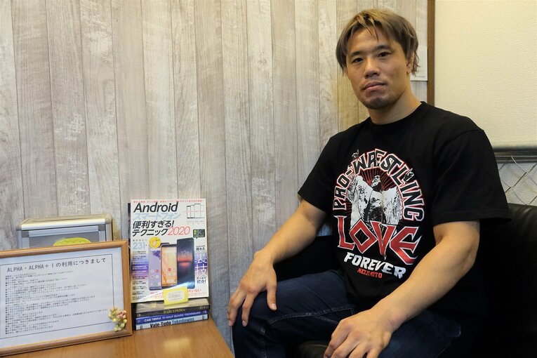 インタビューに応じる金原正徳　©Koji Fuse