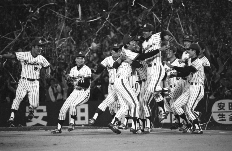 1978年の日本シリーズ第7戦、完封勝利をあげた松岡弘を中心に歓喜の輪を作るヤクルトの選手たち　©JIJI PRESS