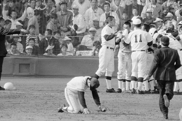 1989年センバツ決勝、上宮はあとワンアウトで優勝まで迫りながら「痛恨のプレー」で逆転サヨナラ負け。今も残るその教訓とは？ ／ photograph by JIJI PRESS