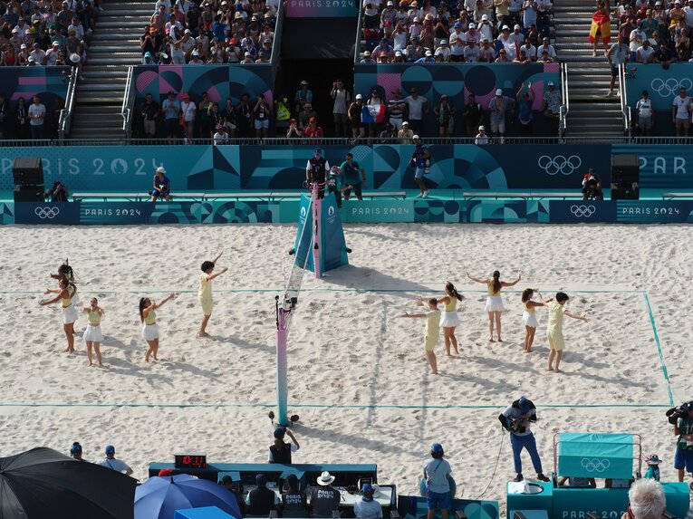 試合の合間のパフォーマンス　©JMPA