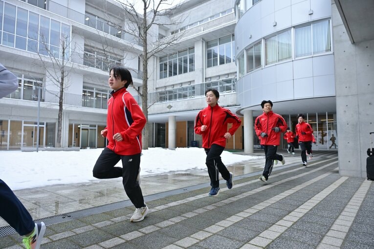 雪の影響もあり、冬場は屋根のある敷地内を走ることも　©Hideki Sugiyama