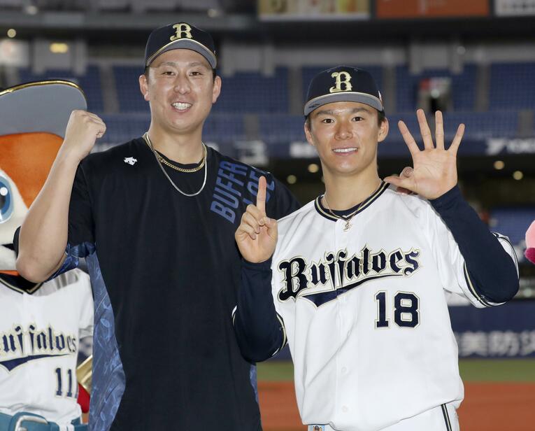 山本由伸（右）の完全試合ペースの試合でも杉本は活躍した©Kyodo News