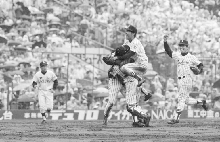 1984年のセンバツで優勝した岩倉。エースの山口重幸はPL学園を完璧に抑え込んだ　©JIJI PRESS