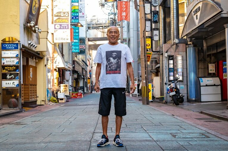 2018年から熊本に移住し、カラオケスナックを経営する井手らっきょ。その暮らしぶりを聞くと… ／ photograph by Takuya Sugiyama