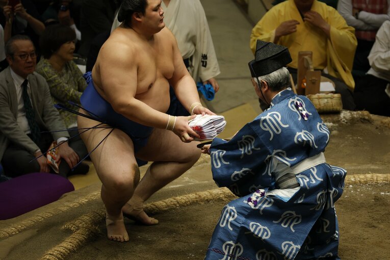 懸賞を受け取る大の里　©Kiichi Matsumoto/JMPA
