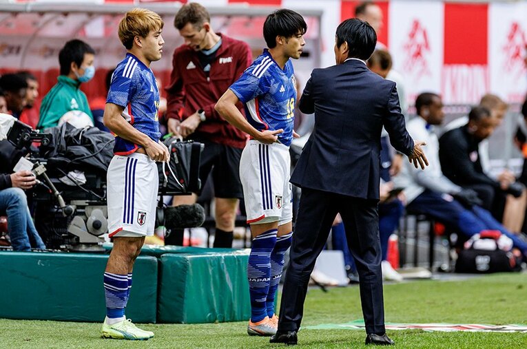 堂安と三笘は交代出場前、森保監督の指示を受けていた　©Kiichi Matsumoto