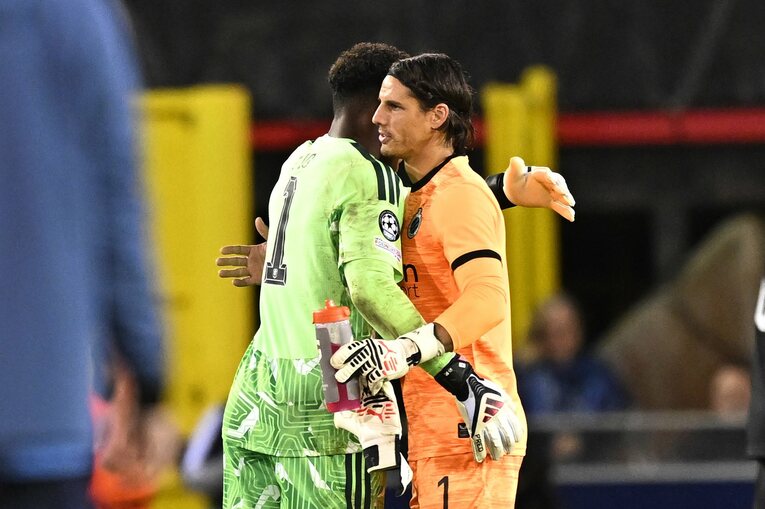 自身、そして日本人初となるCLでのブルージュ戦後には名GKで知られるヤン・ゾマーとのハグも　©Getty Images