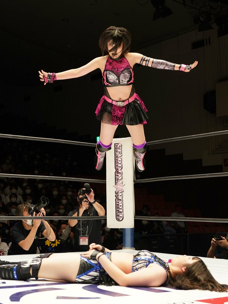 “女子高生でヒールで双子”スターダム吏南が語った木村花への思い「花さんがいなかったら、プロレスをやめていた」《特別グラビア》(41)