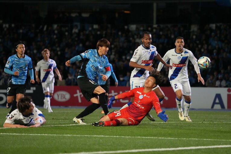 冷静にループで決めた脇坂泰斗の同点弾　©Masashi Hara/Getty Images