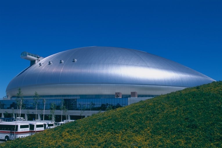 2001年に完成した札幌ドーム。東京五輪でもサッカーの会場として使用された　©BUNGEISHUNJU