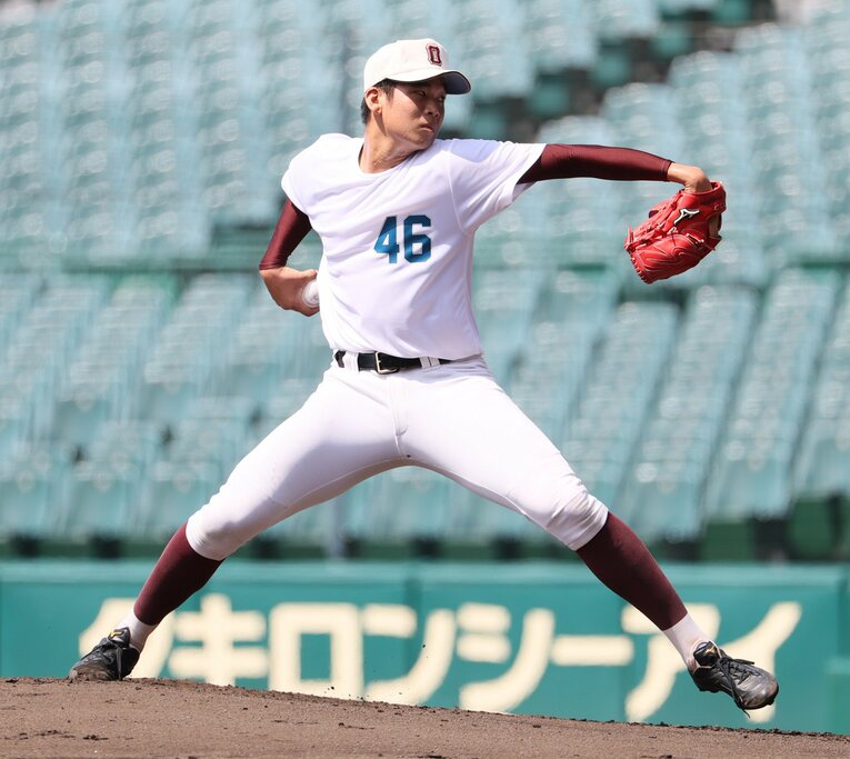 昨年8月末、プロ志望高校生合同練習会。シート打撃で投球する福岡大大濠高、山下舜平大　©JIJI PRESS