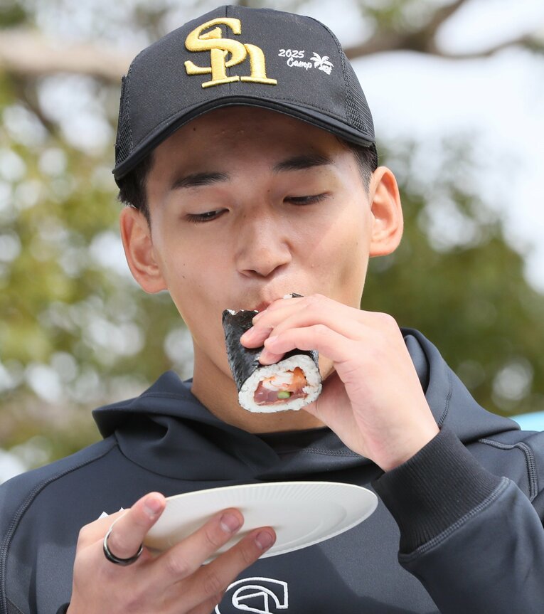 昨春撮影。恵方巻きを食べる前田　©Sankei Shimbun