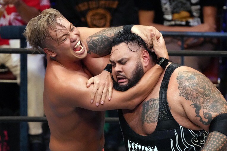 『G1』で苦杯をなめたジョナを攻めるオカダ・カズチカ