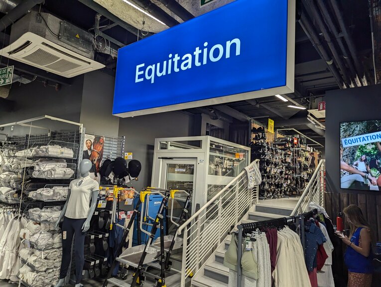 スポーツ用品店の「Equitation」のコーナー　©Yu Saito