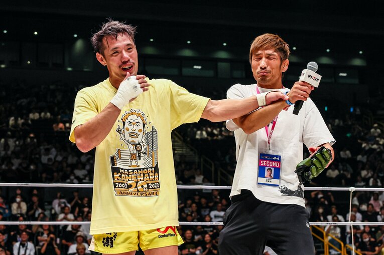 クレベル戦後、笑顔で所英男にマイクをパス　©RIZIN FF Susumu Nagao