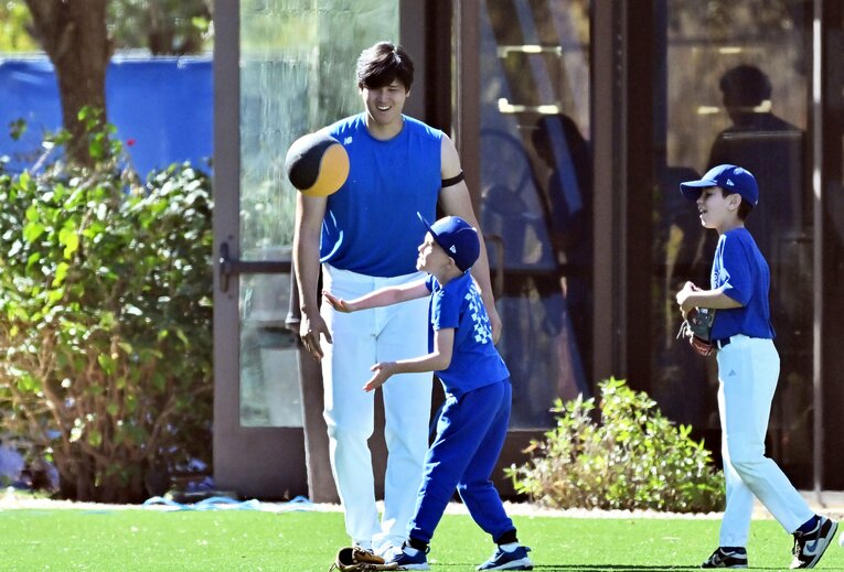 トレーニングの合間に子供たちと戯れる大谷翔平　©JIJI PRESS