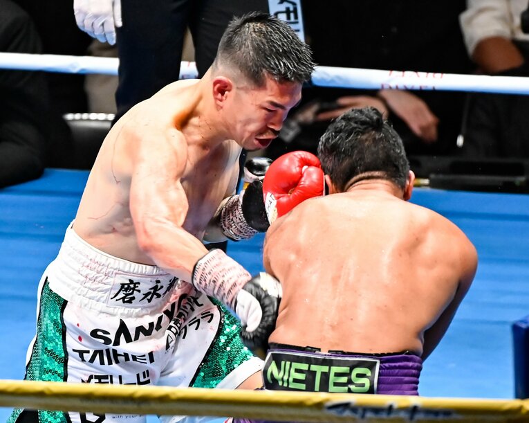 ニエテスの脇腹をえぐった井岡の強烈なボディボロー　©Hiroaki Yamaguchi