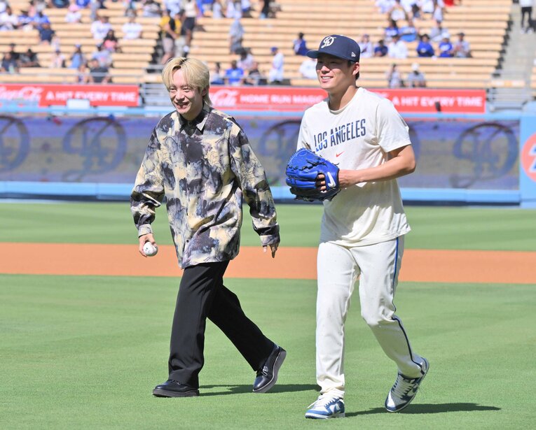 Creepy NutsのDJ松永と山本由伸　©JIJI PRESS