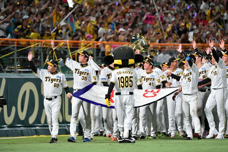 岡田監督を筆頭に場内をまわる阪神のコーチ、選手たち（優勝決定の瞬間12/14）　©Hideki Sugiyama