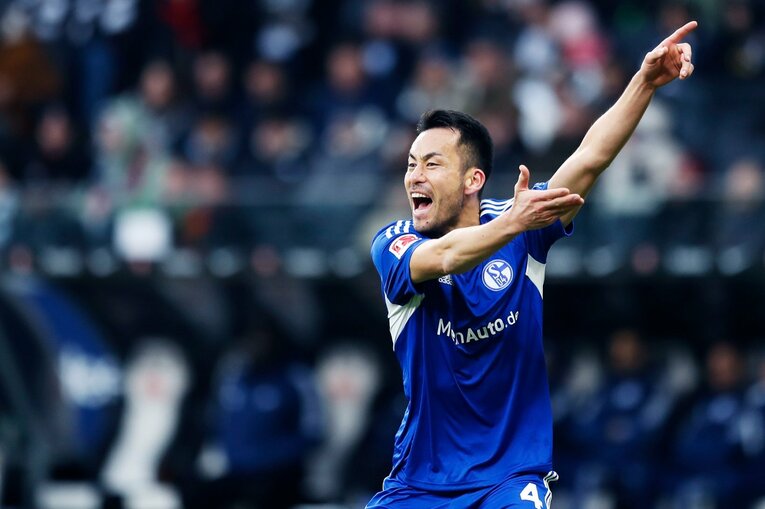 「1年前はJ2→ドイツ5部」上月壮一郎22歳の堂々1部デビュー…長谷部誠と握手、鎌田大地vs吉田麻也のW杯組対決も〈現地撮影〉(30)