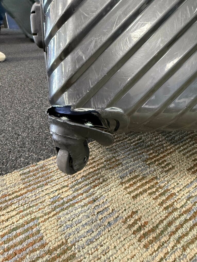 【“テレビに映らない”WS写真】バーバンク空港で破損したスーツケースの車輪…写真はまだまだ続きます　©Naoyuki Yanagihara