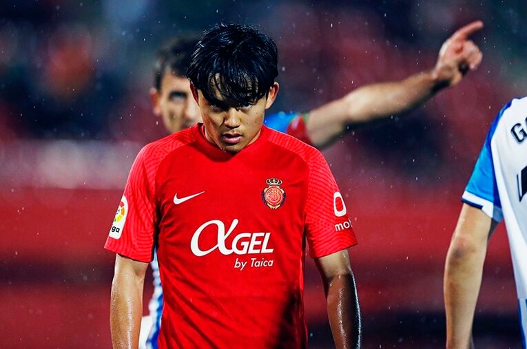 鋭い視線で相手ゴールを狙った久保建英だったが……試合後は敵方の名手ダビド・シルバからも声を掛けられていた ／ photograph by Daisuke Nakashima