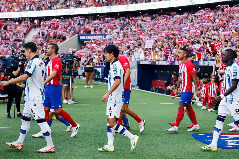 「タケはゲームで使ってるよ」少年と敵地大ブーイングの愛憎…月間MVP久保建英22歳が“アトレティコサポに認められた勲章”を撮った(5)