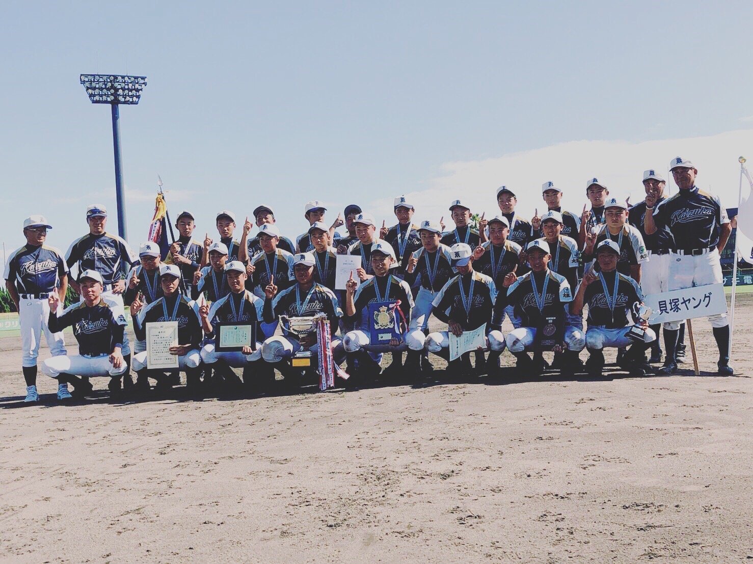 中学時代のチーム写真。前列でトロフィーを持つ松川と、盾を持つ小園健太　画像提供：川端末吉監督