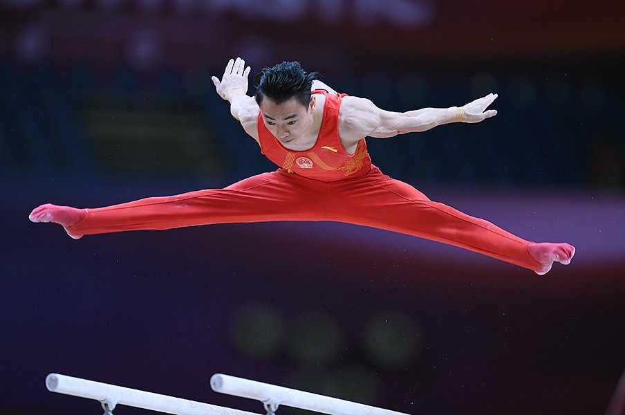中国の新鋭・鄒敬園の圧倒的美しさ。日本体操界、東京五輪への危機感。<Number Web> photograph by alliance/AFLO