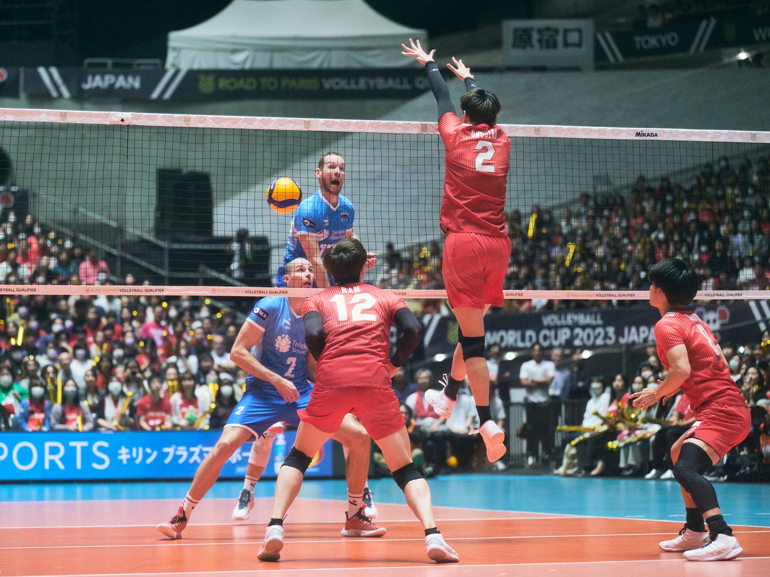 パリ五輪予選・スロベニア戦でブロックを決める小野寺　©︎Yuki Suenaga