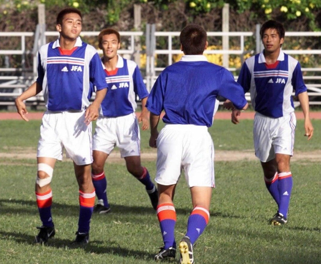 シドニー五輪1次予選での（左から）稲本、戸田、1人おいて柳沢　©JIJI PRESS