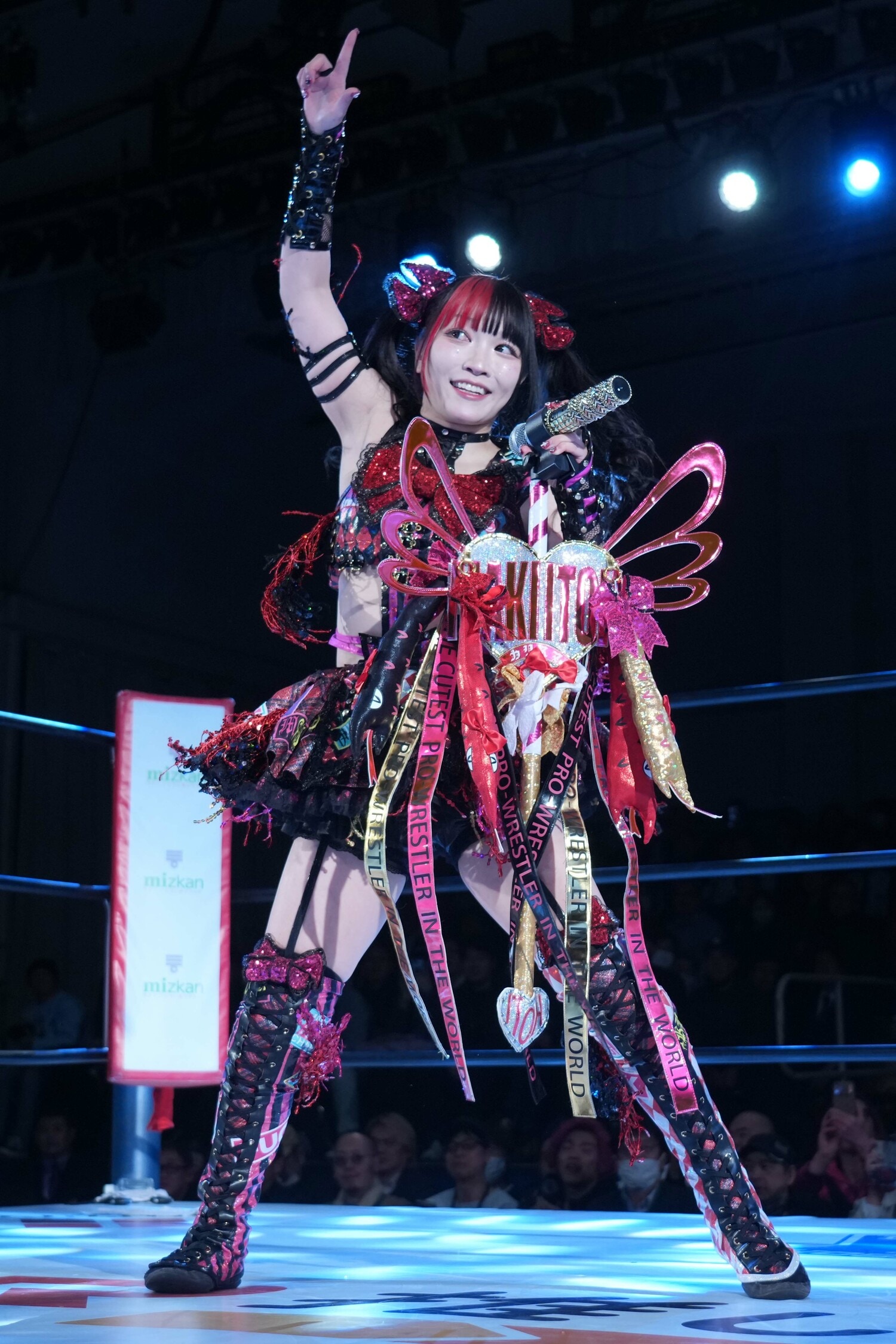 歌って入場する伊藤麻希　©Essei Hara