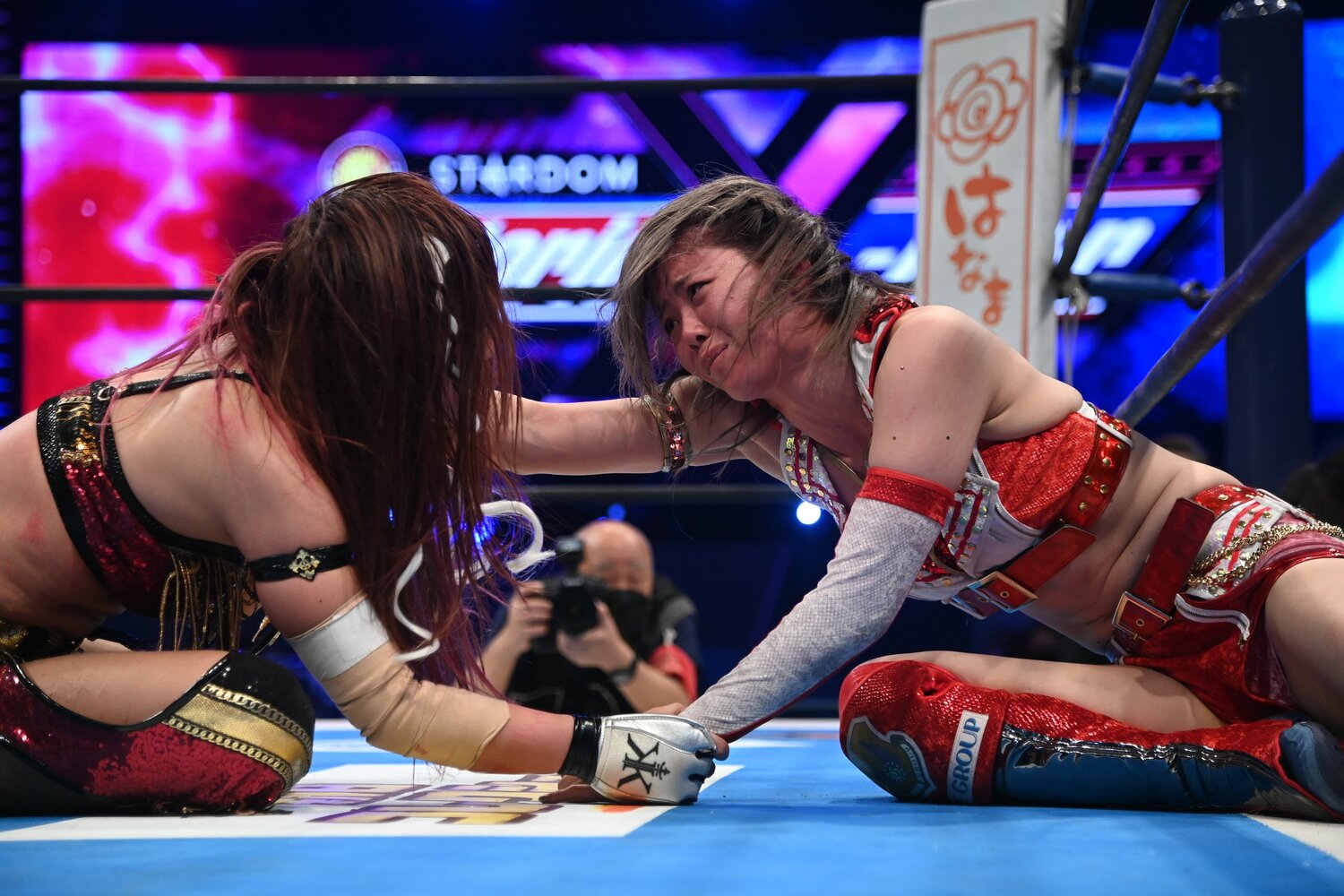 試合後はともに涙。健闘を讃え合った ©新日本プロレス