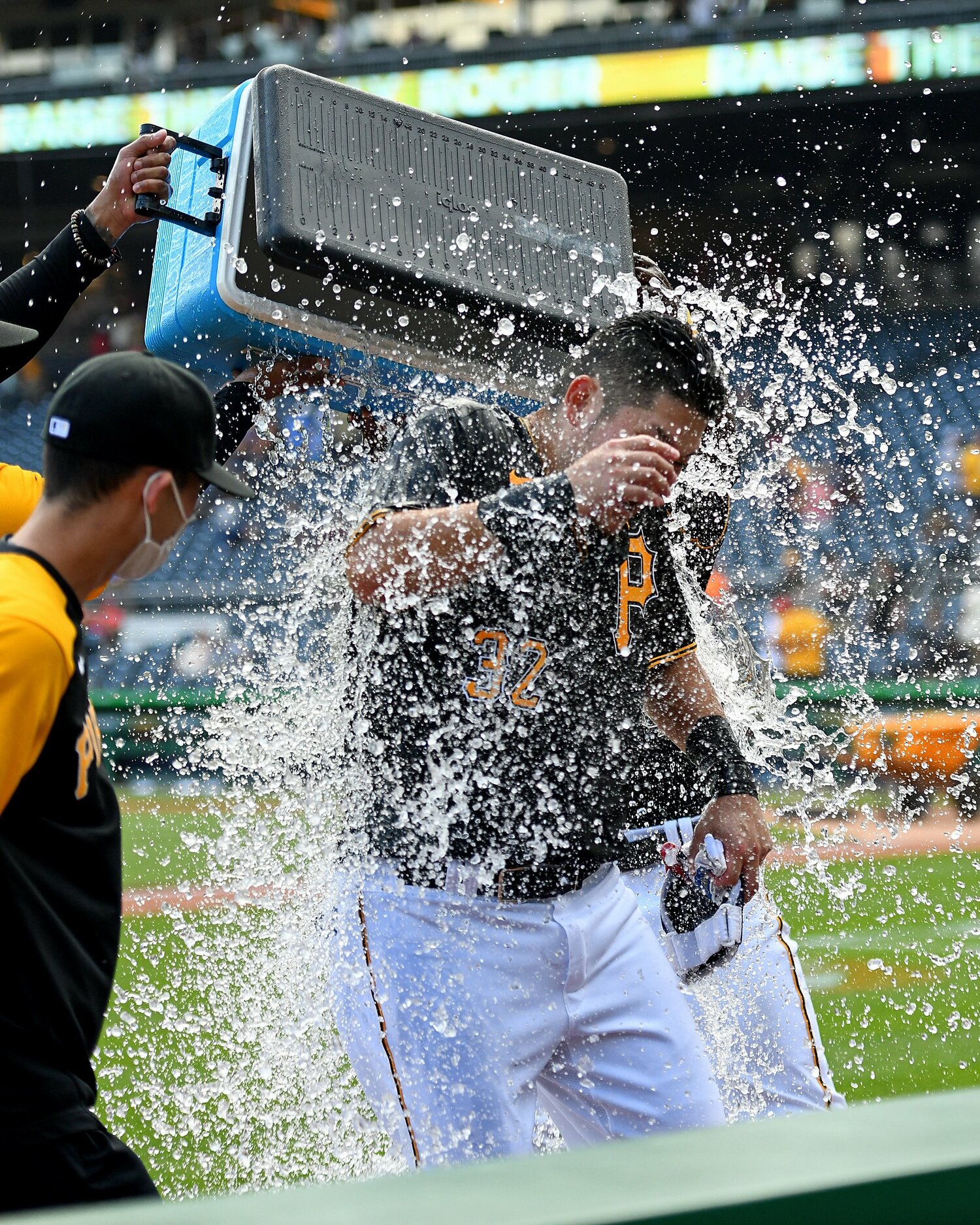 サヨナラ弾を放ち、祝福のシャワーを浴びる筒香　©AFP＝JIJI PRESS