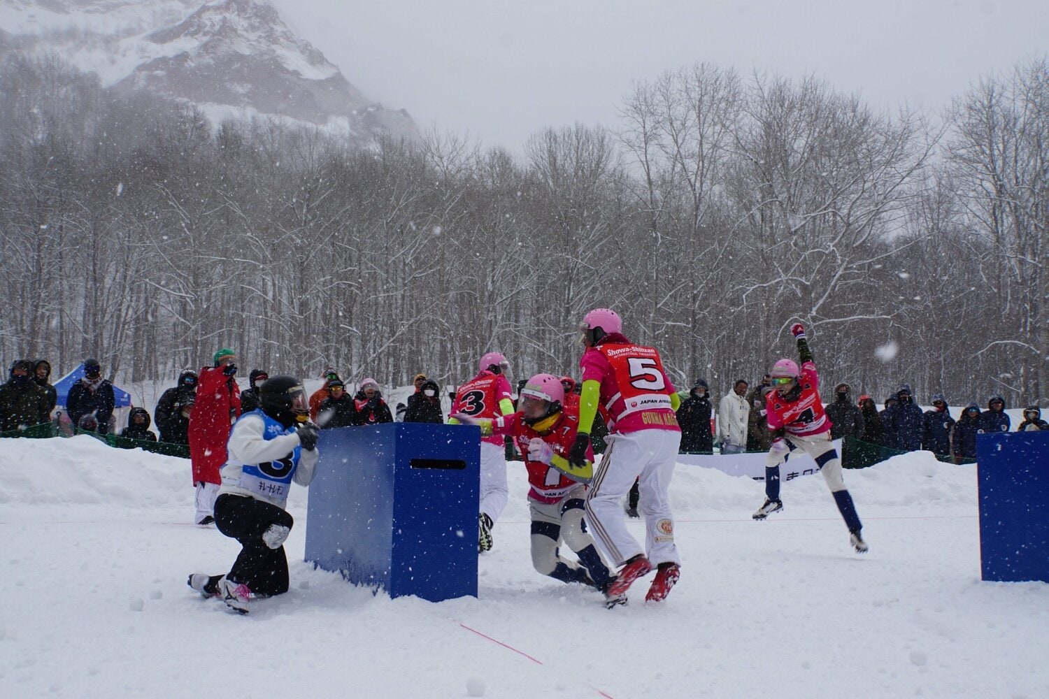 シェルターと呼ばれる壁を利用しつつ、1人でも多く敵に雪球を当てた方が勝ち。中央のセンターシェルターの奪い合いは壮絶