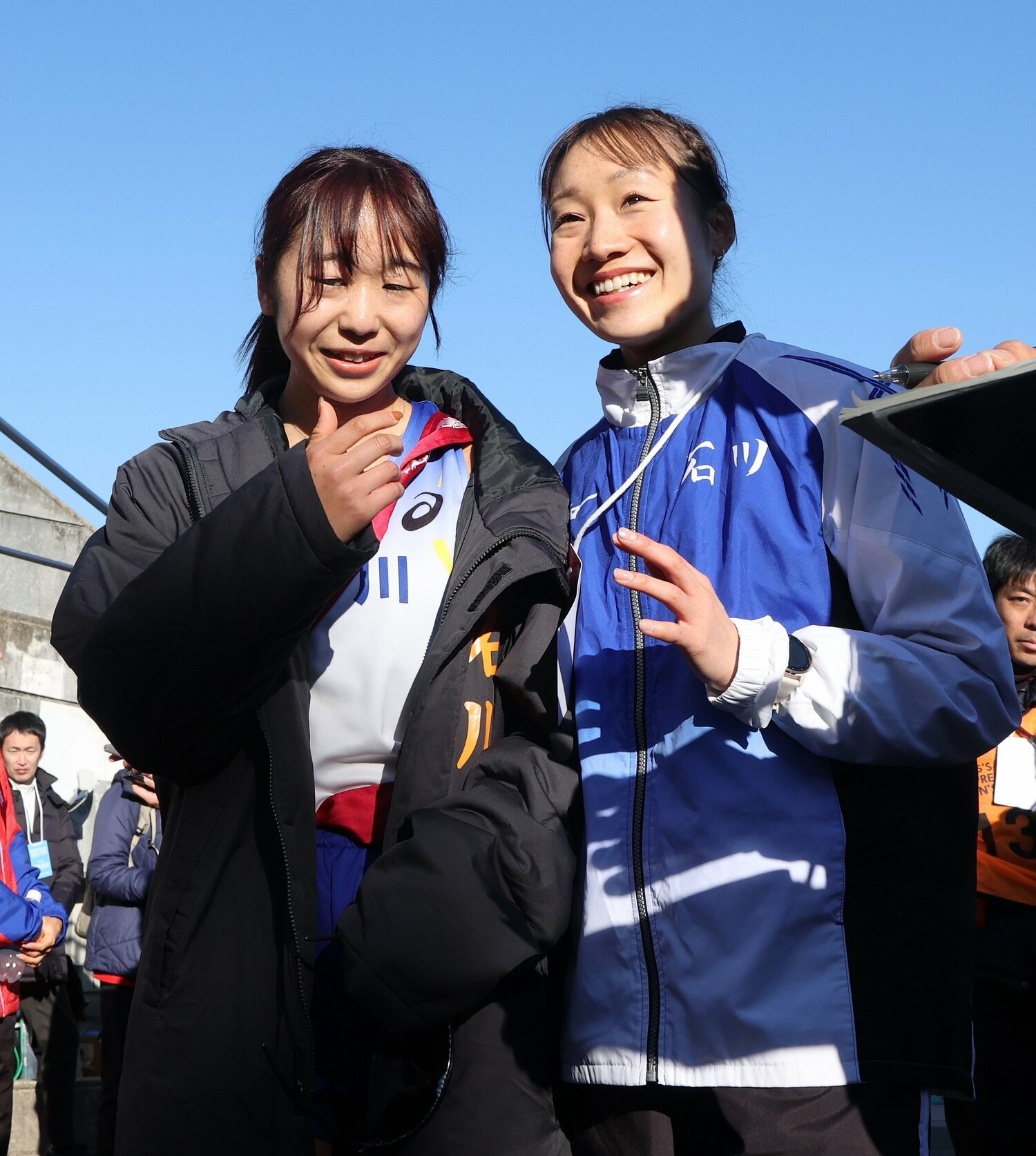 43位でゴールした石川のアンカー・沢井柚葉(左)をねぎらう五島 ©︎JIJI PRESS