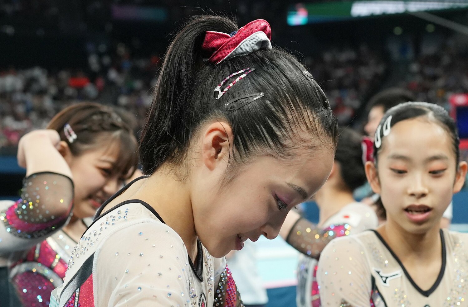 選手たちは宮田笙子が贈ったヘアピンを着用して臨んでいた　©JIJI PRESS