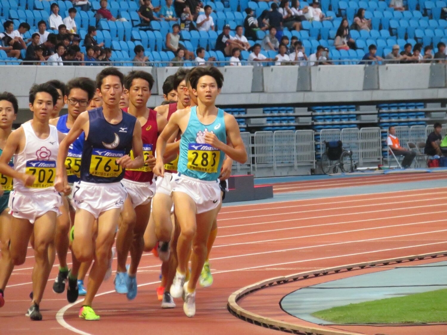 日本インカレで先頭を走る三津家さん（水色のユニフォーム）　写真は本人提供