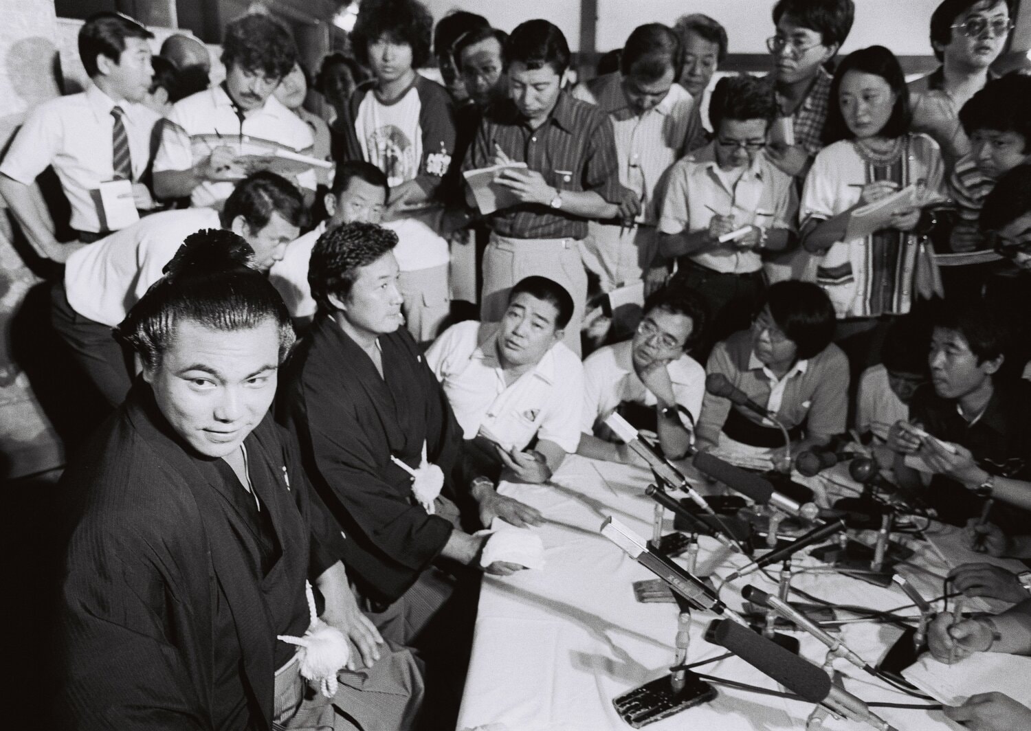 横綱昇進の記者会見（1981年7月）©︎BUNGEHI SHUNJU