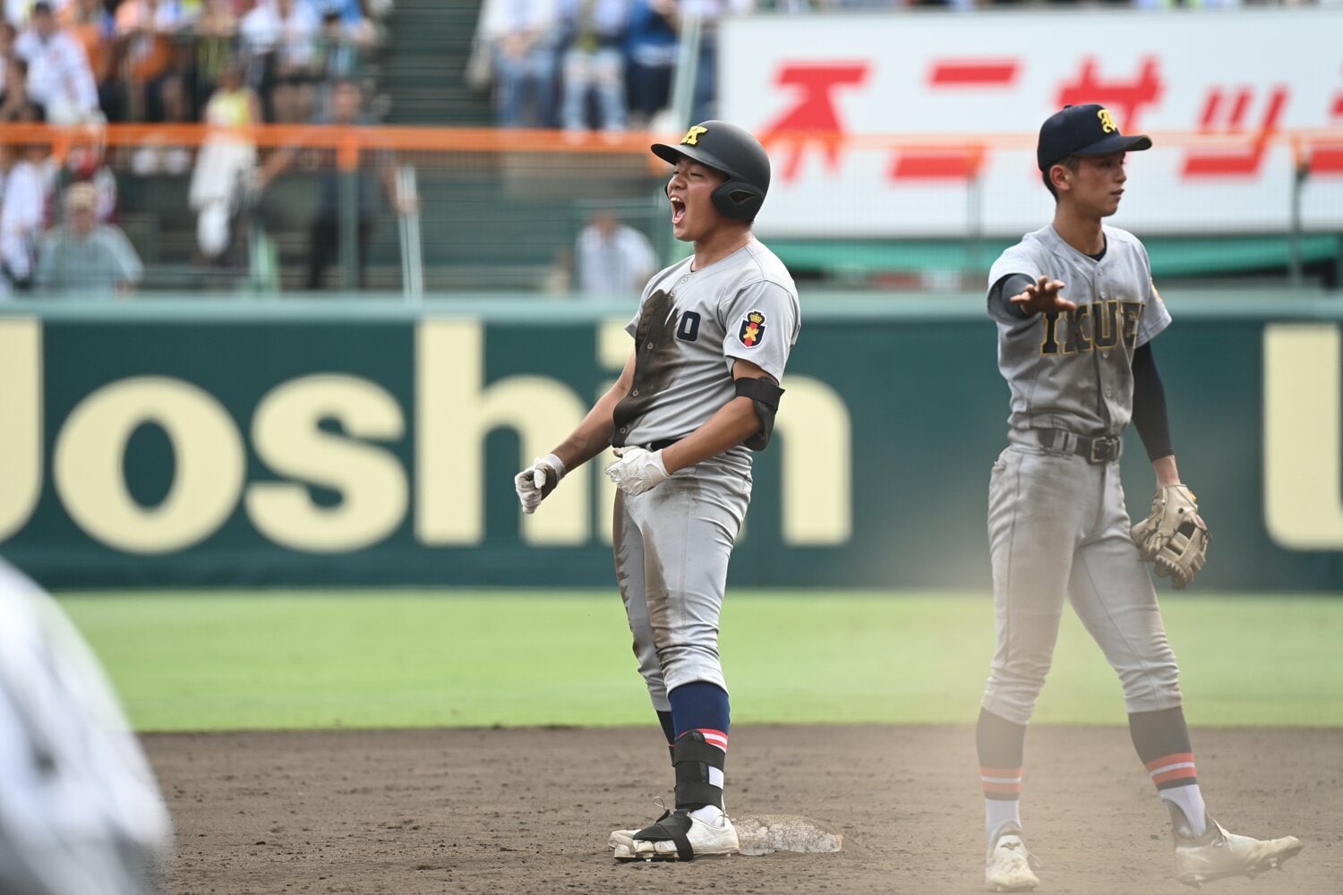 決勝で代打タイムリーを放ち、雄叫びをあげる安達　©Naoya Sanuki