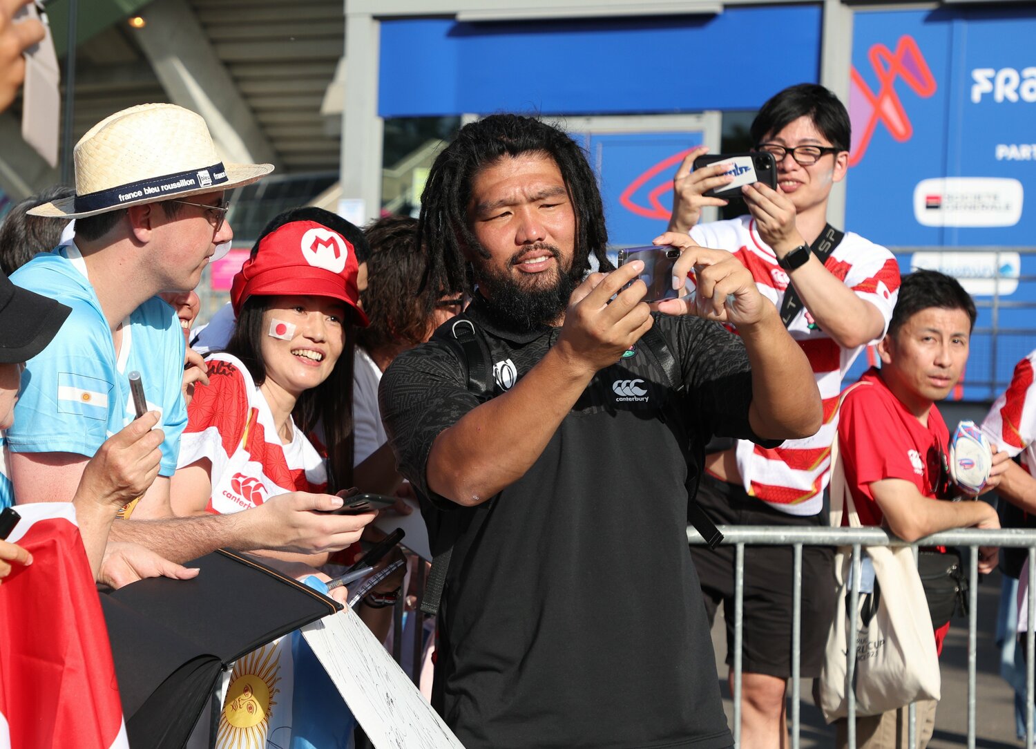 アルゼンチン戦後、会場を去る前に写真撮影に応じる堀江翔太(2023年W杯) ©︎JIJI PRESS