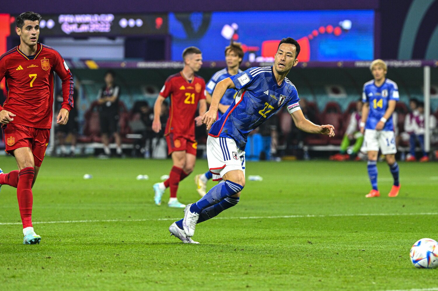 スペインの決定機に見事なカバーリングを見せるなど、守備を統率した吉田　©Takuya Sugiyama/JMPA