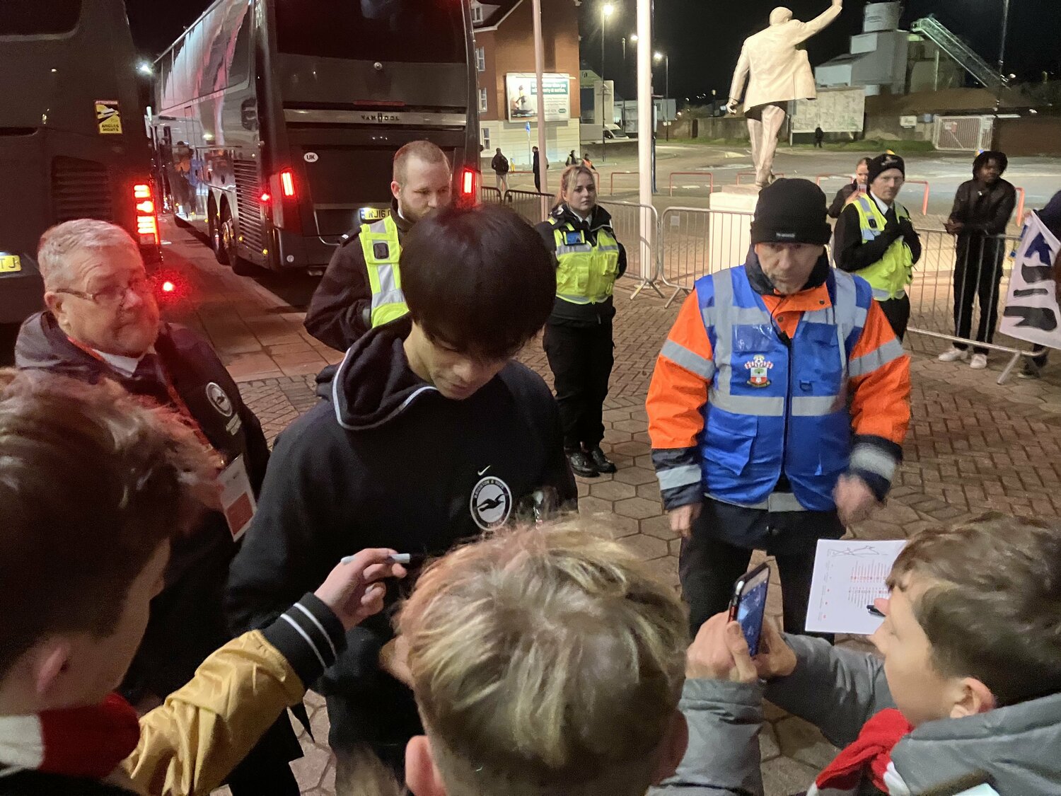 12月27日のサウサンプトン戦のあと、サインに応じる三笘。よく見ると子どもたちはサウサンプトンのマフラーを巻いている　©Kosuke Tajima