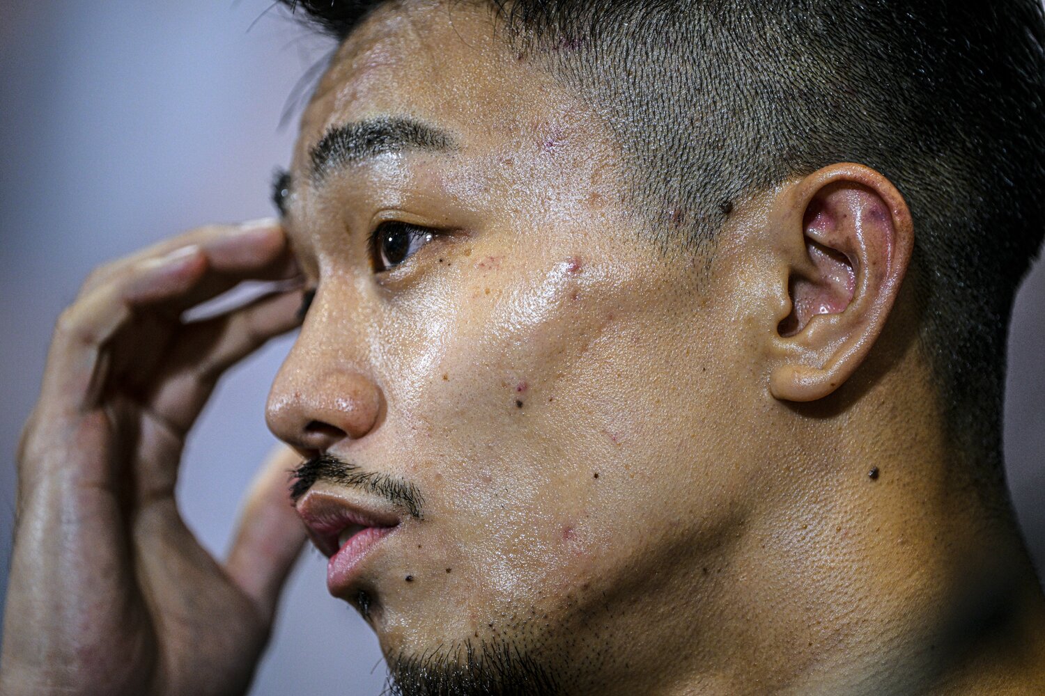 試合後、記者の質問に答える中谷潤人　©Takuya Sugiyama