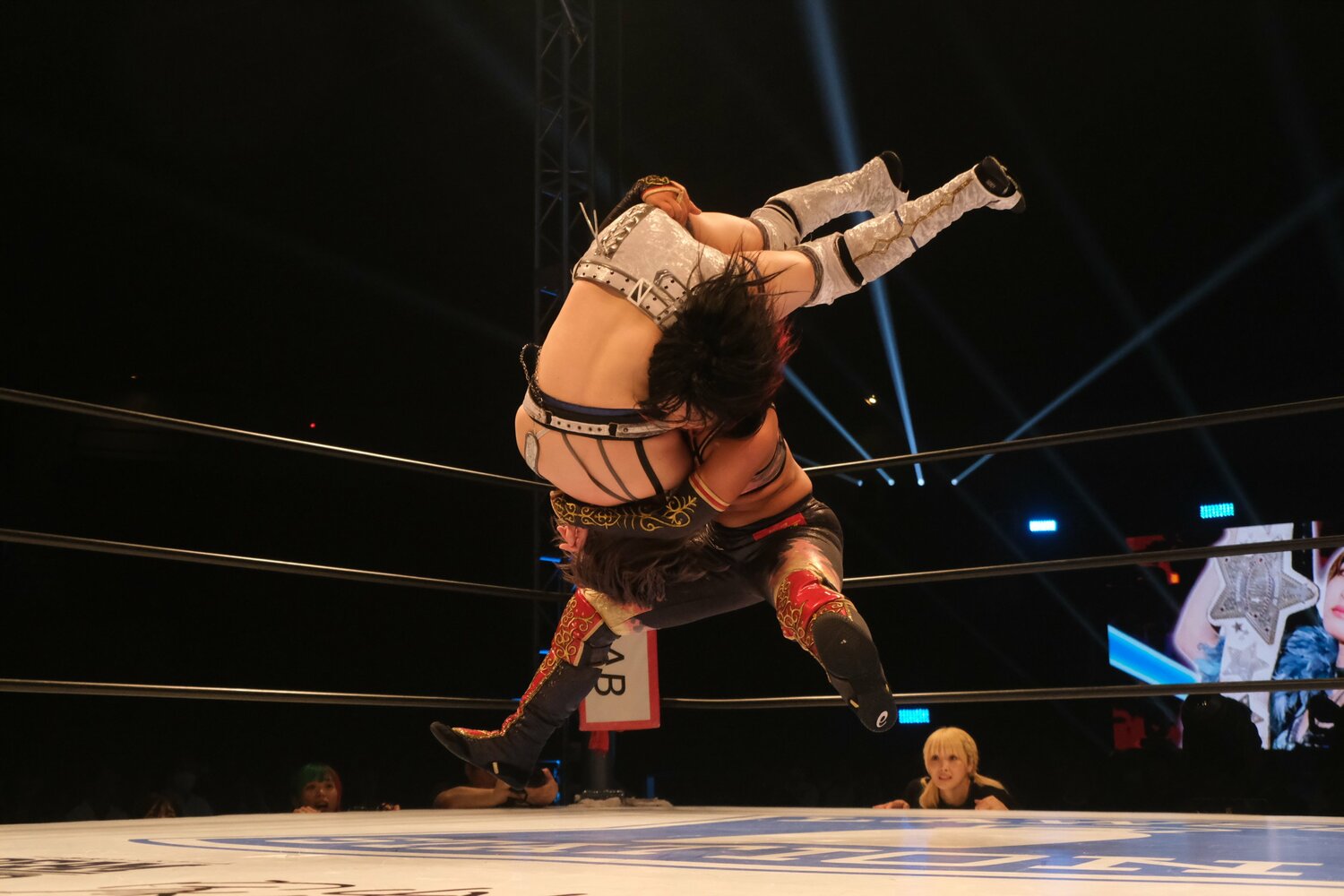 最大のフィニッシュ技「雷音」で3カウントを奪った岩田