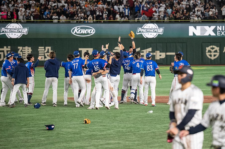 「僕はオオタニが大好き」「台湾が日本に勝ってビックリなの」プレミア12優勝その後…現地でファン・記者に直撃「こんな盛り上がりは過去ない」＜Number Web＞ photograph by Nanae Suzuki