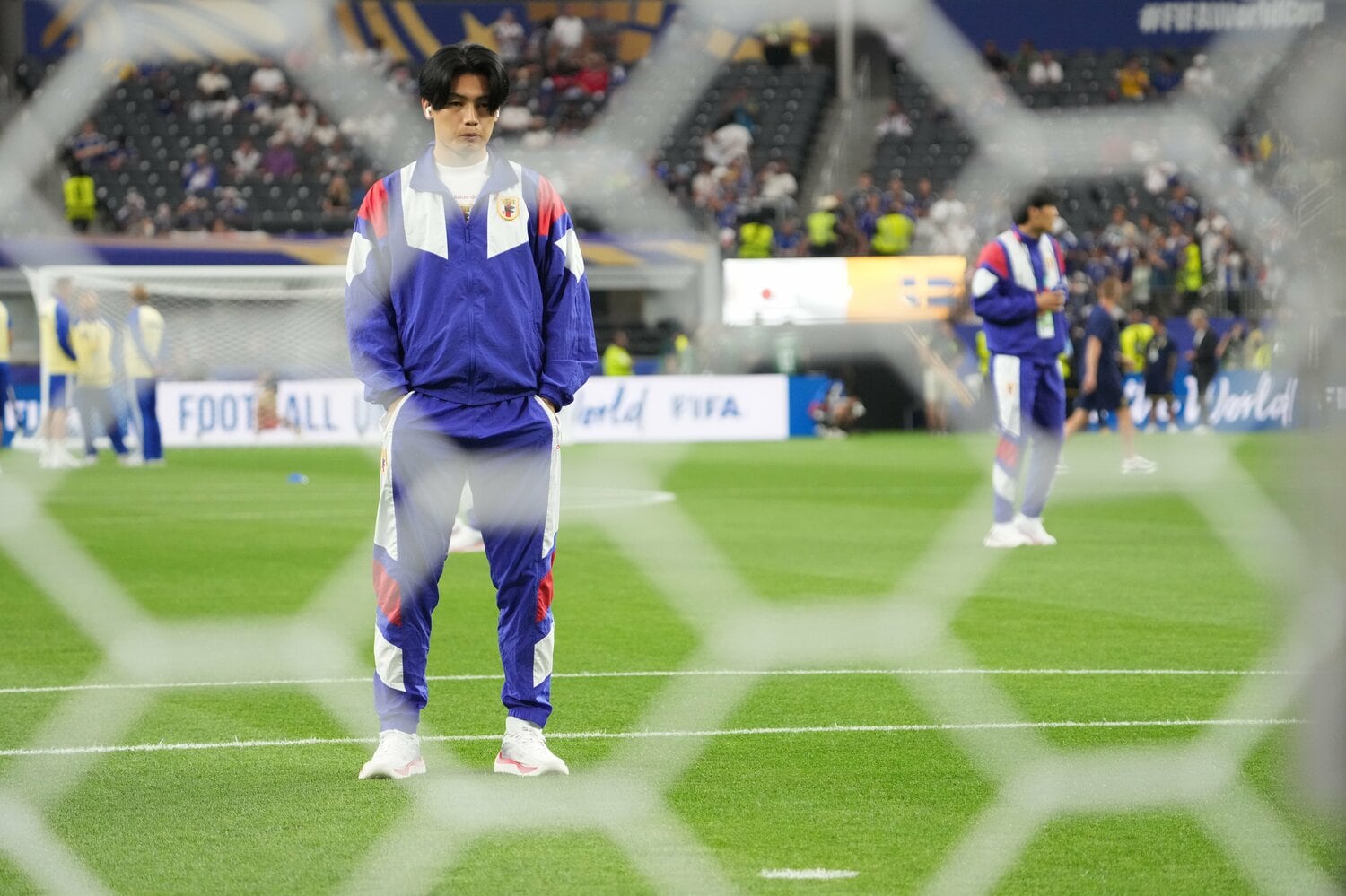 試合前、ゴールマウスを見つめながら集中力を高める上田綺世　©Masashi Hara