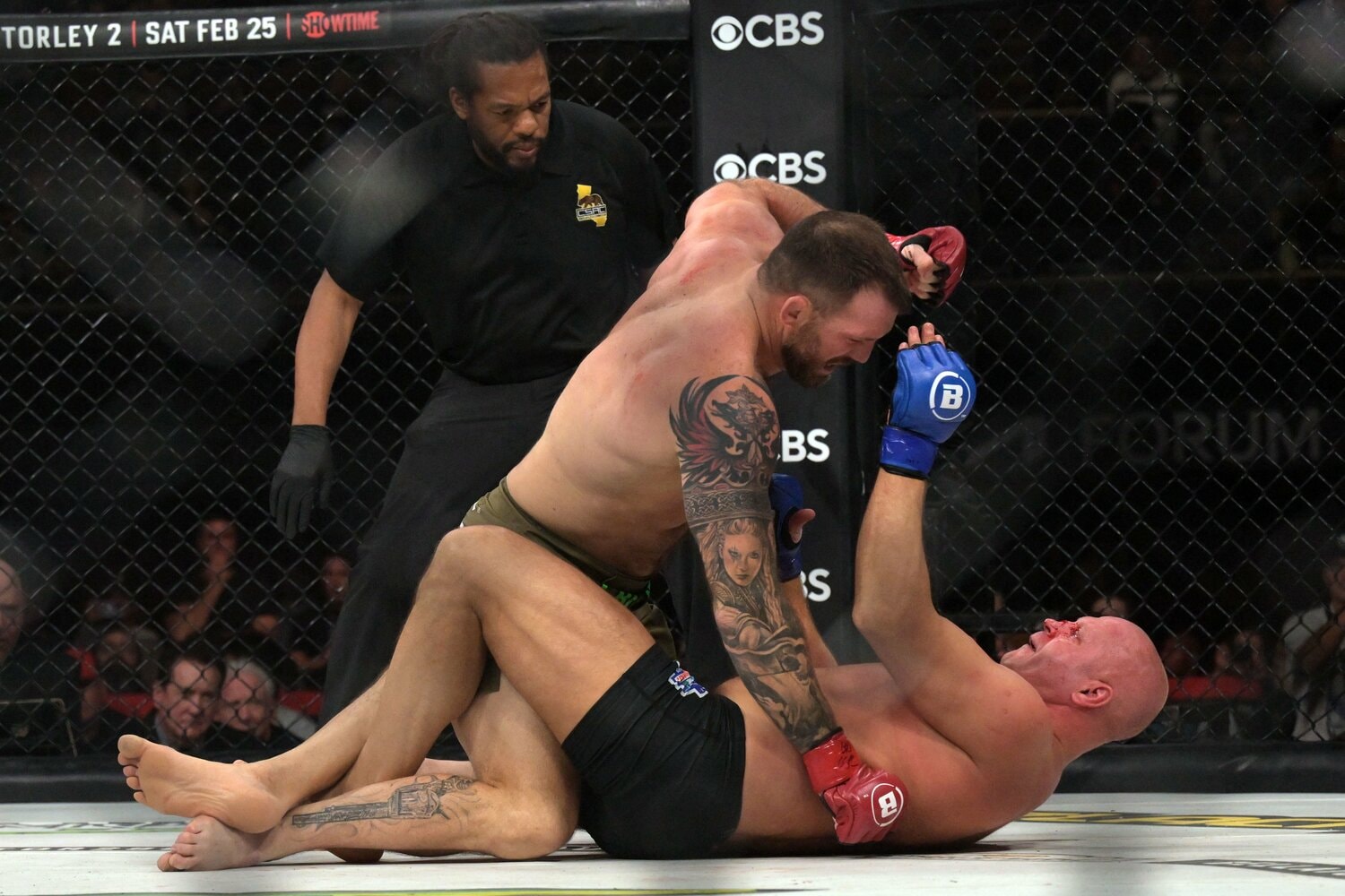 ライアン・ベイダーにパウンドで攻め込まれるヒョードル　©Getty Images