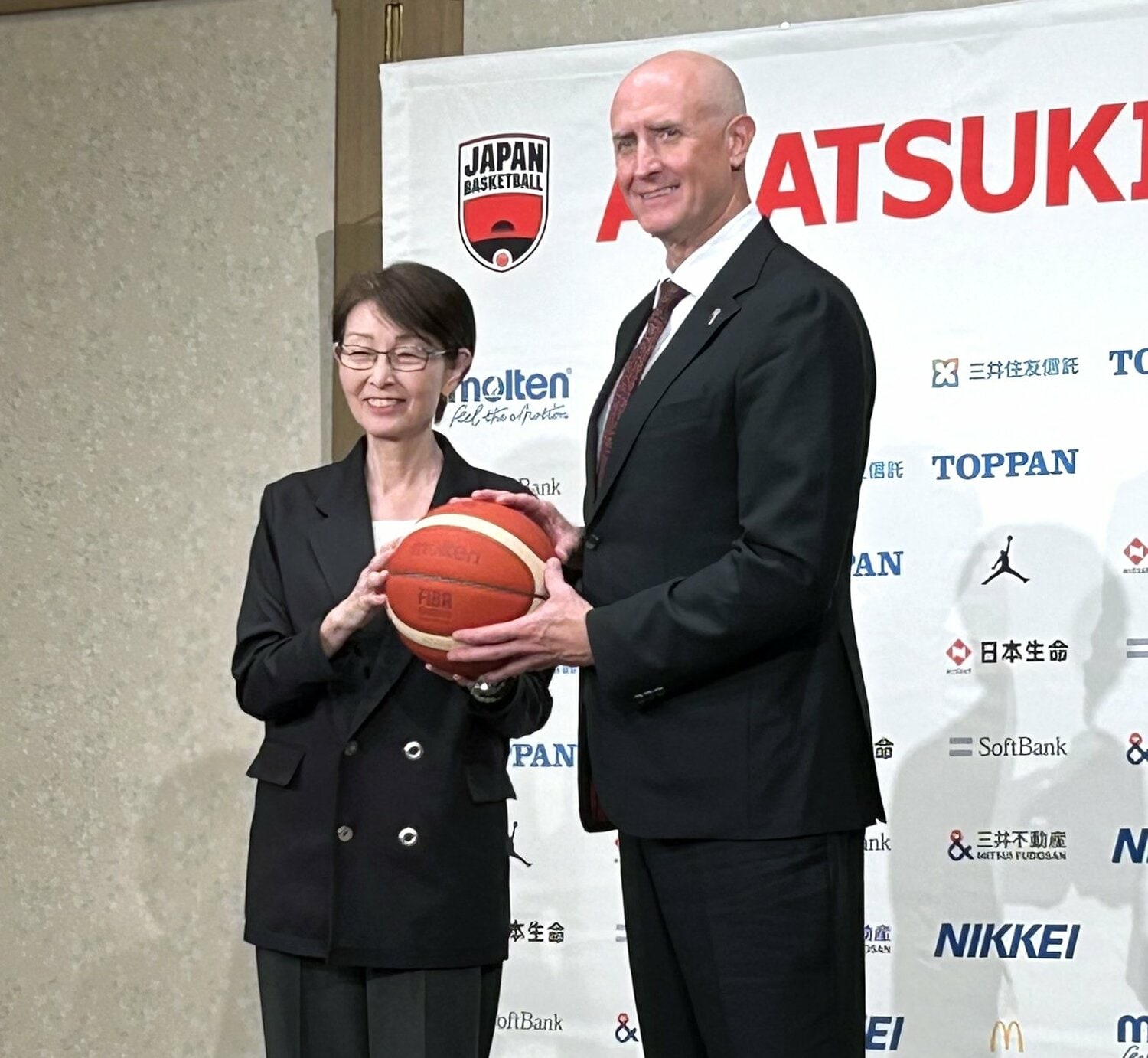 就任会見で抱負を述べるトム・ホーバスHC ©︎JIJI PRESS